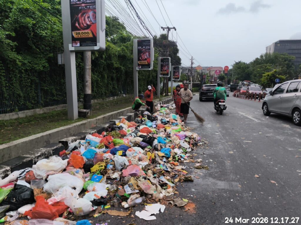 Kelalaian sopir truk DLH Kota Semarang bikin sampah tumpah berserakan di jalan. Langsung ditegur karena bikin masyarakat tidak nyaman MOJOK.CO