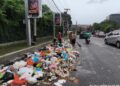 Kelalaian sopir truk DLH Kota Semarang bikin sampah tumpah berserakan di jalan. Langsung ditegur karena bikin masyarakat tidak nyaman MOJOK.CO