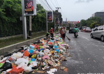 Kelalaian sopir truk DLH Kota Semarang bikin sampah tumpah berserakan di jalan. Langsung ditegur karena bikin masyarakat tidak nyaman MOJOK.CO