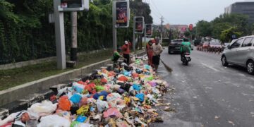 Kelalaian sopir truk DLH Kota Semarang bikin sampah tumpah berserakan di jalan. Langsung ditegur karena bikin masyarakat tidak nyaman MOJOK.CO