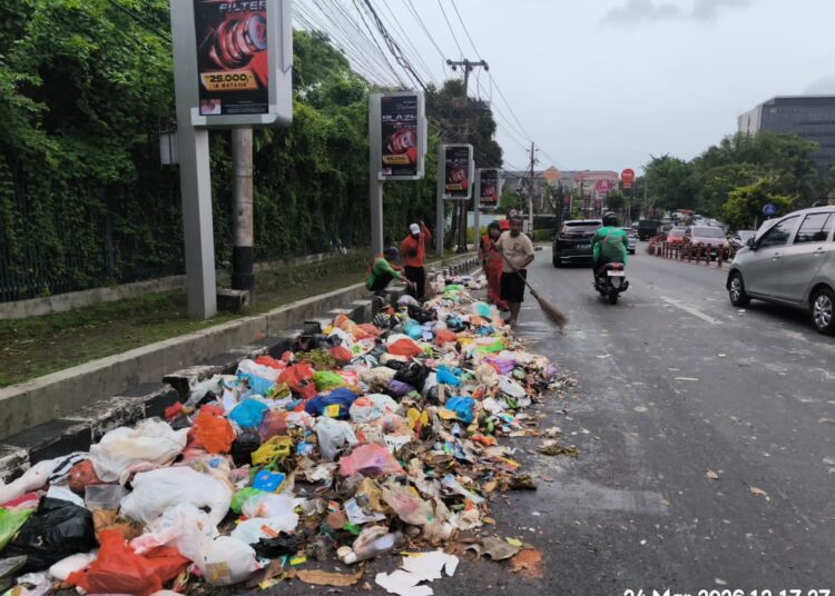 Kelalaian sopir truk DLH Kota Semarang bikin sampah tumpah berserakan di jalan. Langsung ditegur karena bikin masyarakat tidak nyaman MOJOK.CO