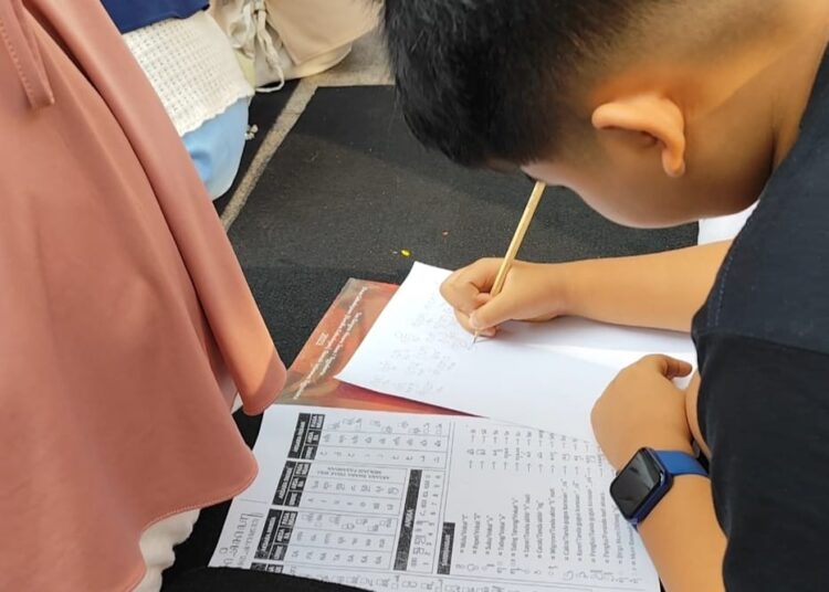 Peserta Setu Sinau antusias mengikuti Sinau Aksara Jawa di Jalan Malioboro MOJOK.CO