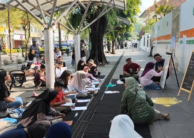 Peserta Setu Sinau antusias mengikuti Sinau Aksara Jawa di Jalan Malioboro MOJOK.CO