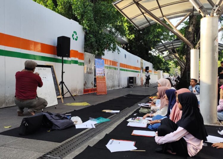 Peserta Setu Sinau antusias mengikuti Sinau Aksara Jawa di Jalan Malioboro MOJOK.CO