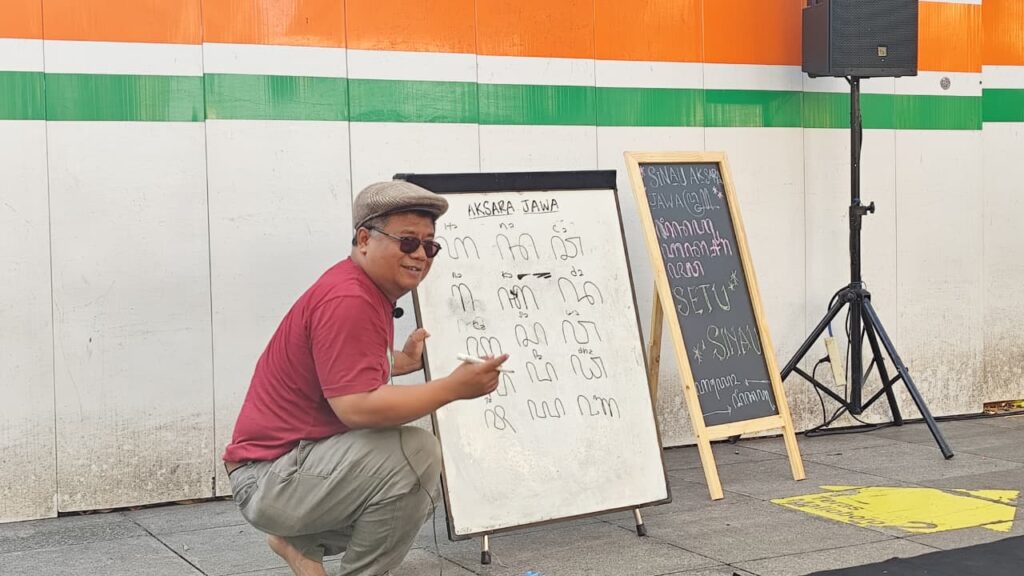 Lewat Setu Sinau, Jalan Malioboro Kota Yogyakarta tidak hanya jadi tempat wisata. Tapi juga ruang edukasi untuk belajar budaya Jawa, termasuk aksara Jawa MOJOK.CO