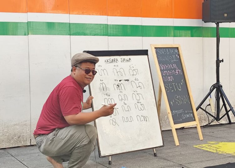 Lewat Setu Sinau, Jalan Malioboro Kota Yogyakarta tidak hanya jadi tempat wisata. Tapi juga ruang edukasi untuk belajar budaya Jawa, termasuk aksara Jawa MOJOK.CO