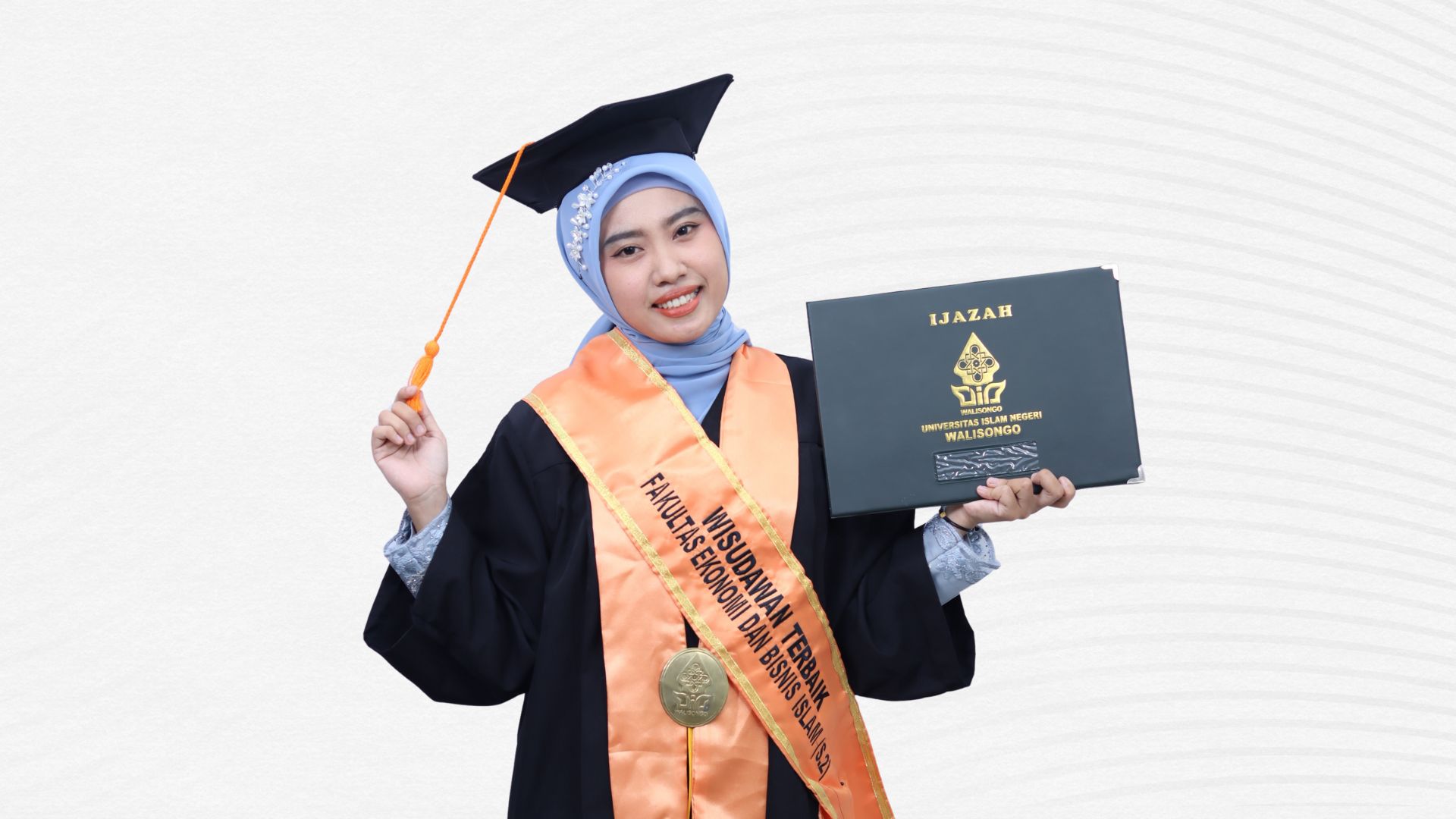 Dihina karena Hanya Anak Petani dari Pelosok Desa, Kini Berhasil Jadi Lulusan Terbaik S2 UIN Semarang berkat Doa Ayah