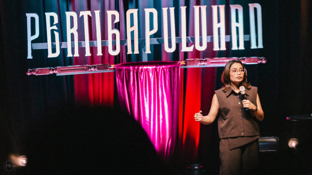 Pertunjukan stand-up comedy Pertigapuluhan Priska Baru Segu akan hadir di Yogyakarta MOJOK.CO
