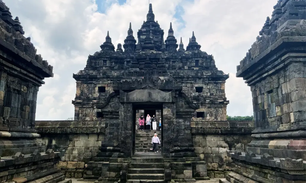Menikmati Kenyamanan di Candi Plaosan, Hidden Gem Klaten dengan Nuansa Magis nan Elok untuk Healing Mojok.co