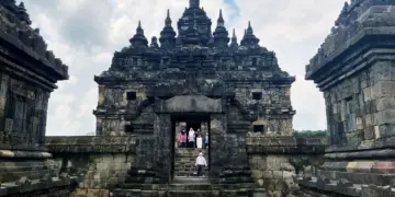 Menikmati Kenyamanan di Candi Plaosan, Hidden Gem Klaten dengan Nuansa Magis nan Elok untuk Healing Mojok.co
