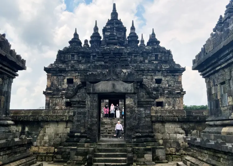 Menikmati Kenyamanan di Candi Plaosan, Hidden Gem Klaten dengan Nuansa Magis nan Elok untuk Healing Mojok.co