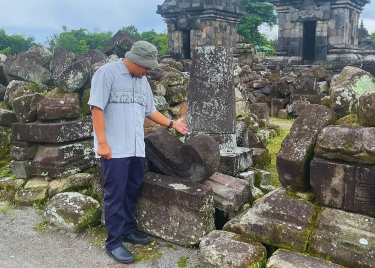Nuri menunjukkan Prasasti Kemuncak di Candi Plaosan, Jumat (10/11/2026). (Dok: Mojok/Kenia Intan)