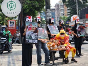 Di Balik Aksi Topeng Ayam Depan Fore Coffee Jogja: Menagih Janji Hak Ayam Petelur untuk Meraih Kebebasan