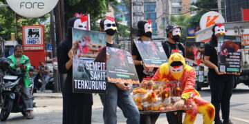 Aksi topeng ayam di Fore Coffee Jogja. MOJOK.CO