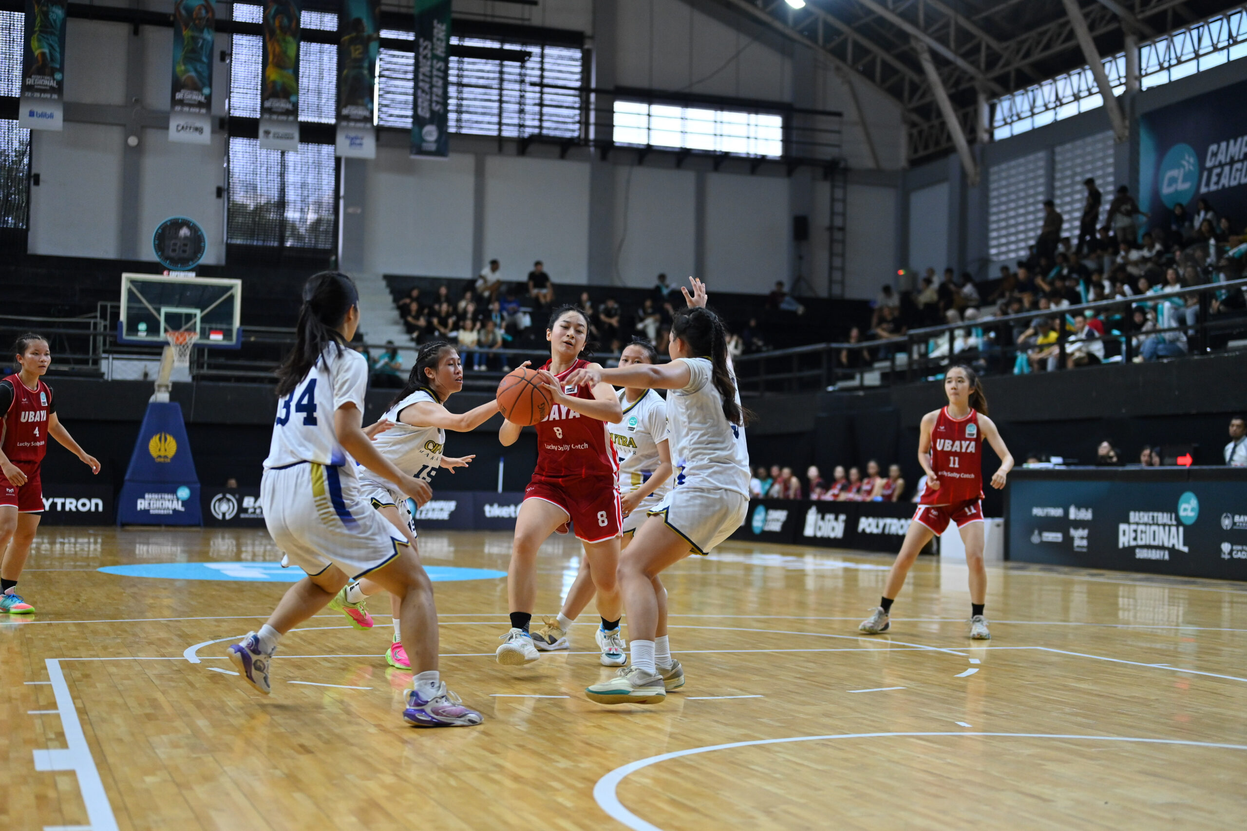 Tim basket putri Ubaya.MOJOK.CO