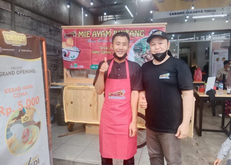 Daniel bersama karyawan. MOJOK.CO