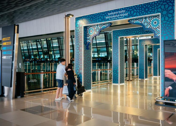 Suasana bandara. MOJOK.CO