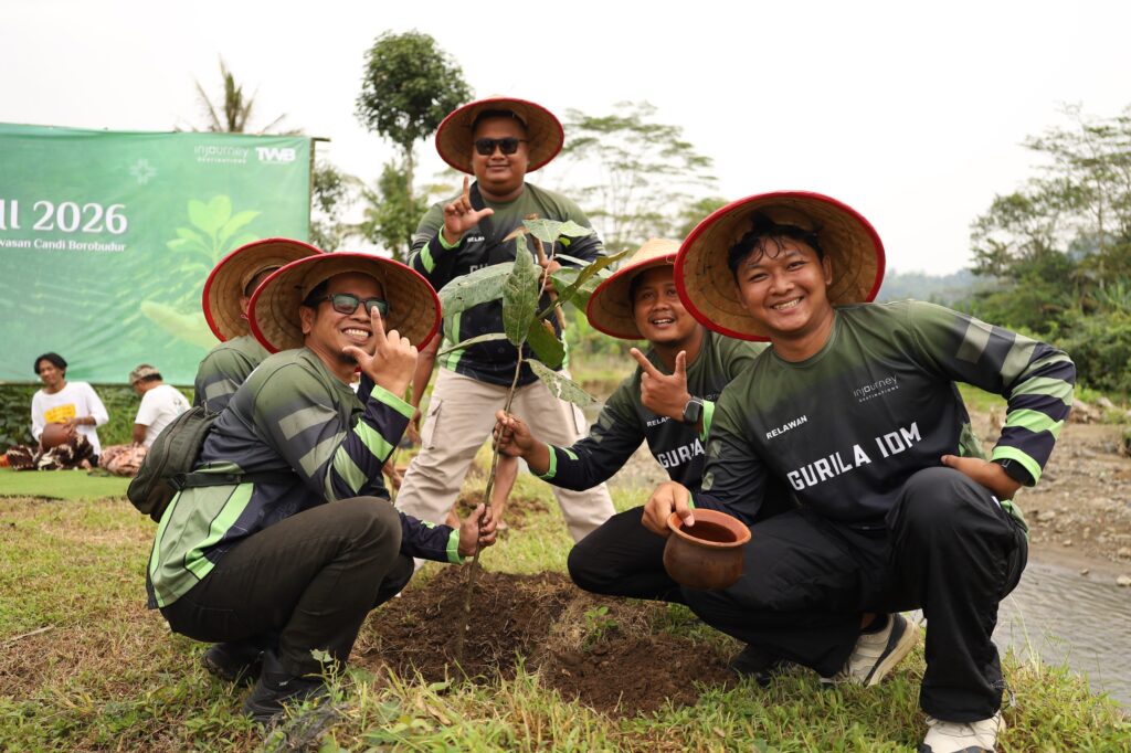 Aksi tanam 100 pohon gayam di sekitar Candi Borobudur, Magelang. MOJOK.CO