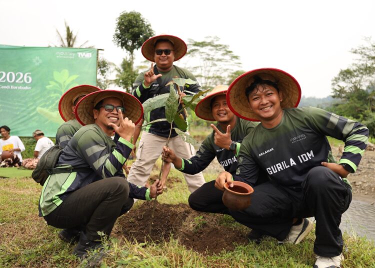 Aksi tanam 100 pohon gayam di sekitar Candi Borobudur, Magelang. MOJOK.CO