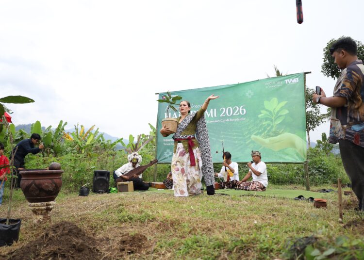 Tarian di aksi menanam pohon. MOJOK.CO