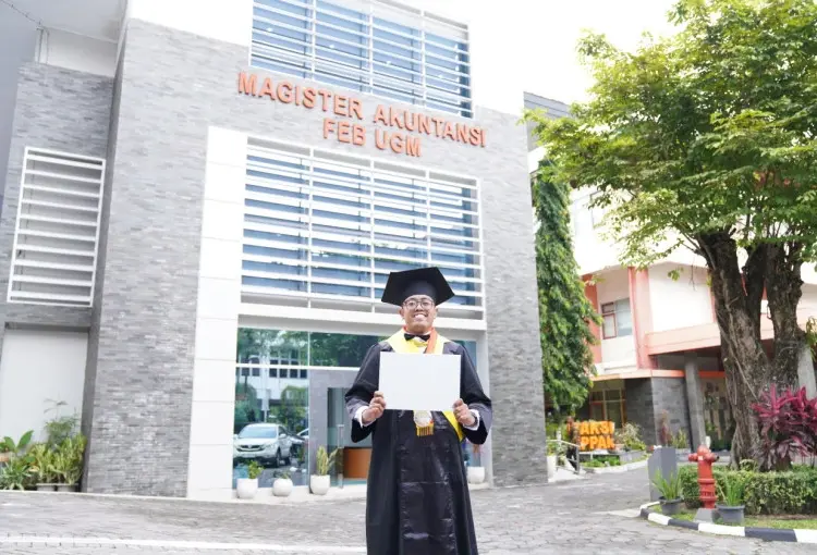 ASN lulus kuliah S2 UGM dengan IPK sempurna, tanpa kehadiran ibu