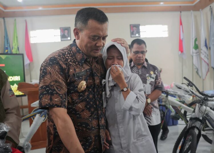 Tangis haru Valentina di hadapan Gubernur Ahmad Luthfi karena bisa sekolah gratis lewat program Sekolah Kemitraan Pemprov Jawa Tengah MOJOK.CO