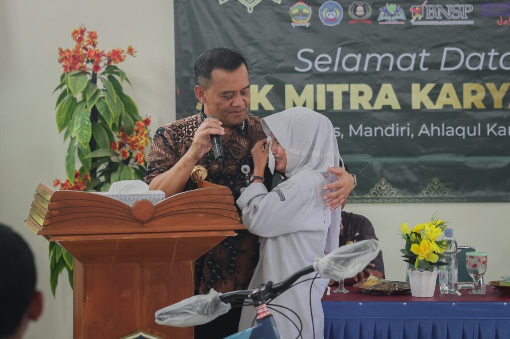 Tangis haru Valentina di hadapan Gubernur Ahmad Luthfi karena bisa sekolah gratis lewat program Sekolah Kemitraan Pemprov Jawa Tengah MOJOK.CO