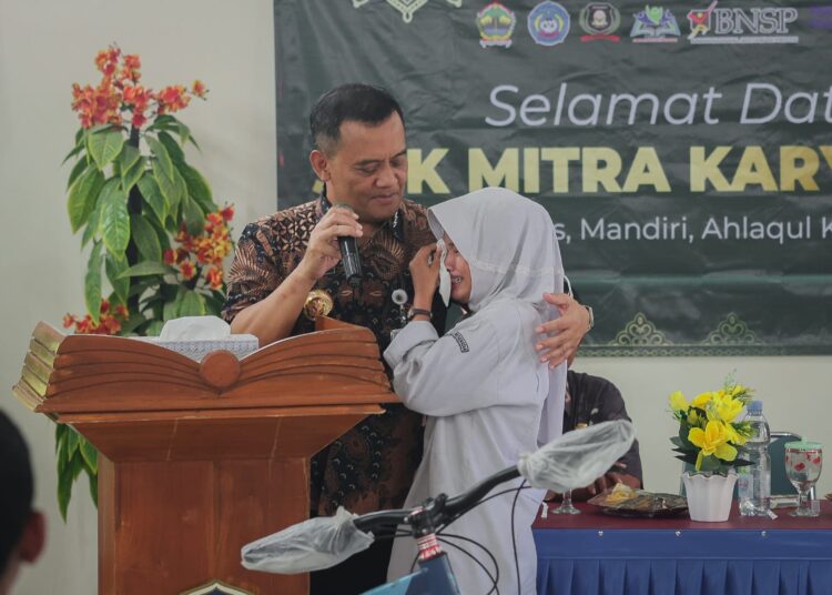 Tangis haru Valentina di hadapan Gubernur Ahmad Luthfi karena bisa sekolah gratis lewat program Sekolah Kemitraan Pemprov Jawa Tengah MOJOK.CO