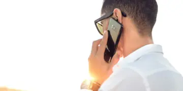Anak Muda Ogah Angkat Panggilan Telepon, Dianggap Ganggu dan Cuma Bikin Cemas Mojok.co