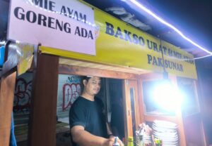 Enggar biasa jualan mulai pukul 20.00 WIB hingga habis sekitar pukul 01.00 WIB MOJOK.CO