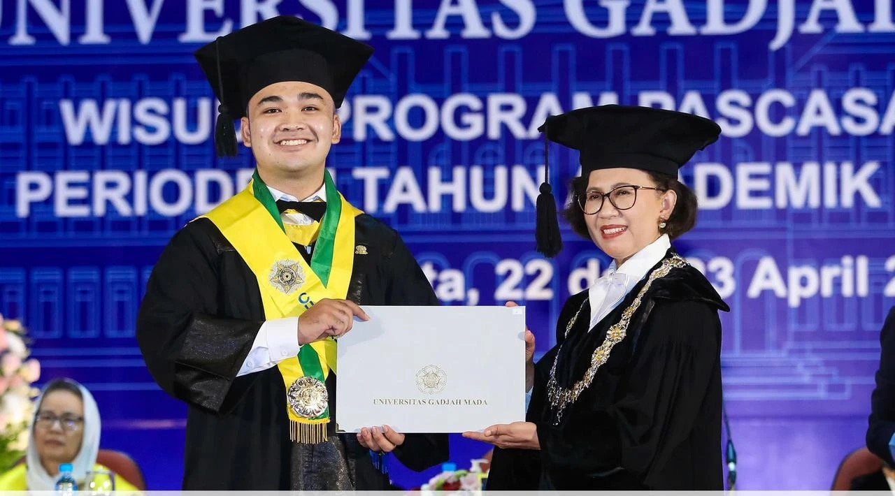 Kiki menerima ijazah kelulusan S2 di UGM (dok. UGM)