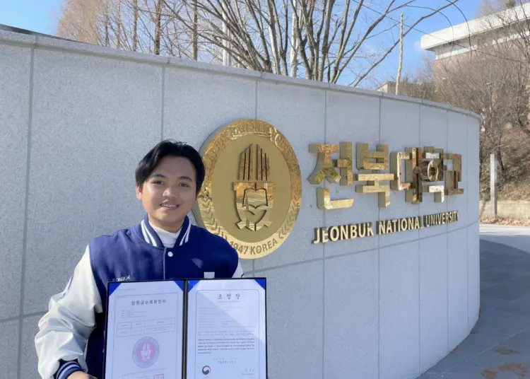 Deni ikut kompetisi di Korea. MOJOK.CO