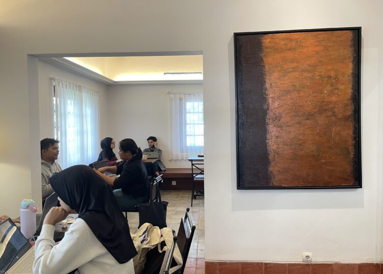 Pengunjung Juli Bakery & Cafe  pada Minggu (26/4/2026). MOJOK.CO