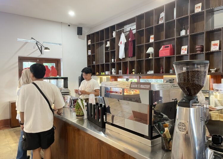 Pemesanan kopi di Juli Bakery & Cafe, salah satu coffee shop di Klaten,  Minggu (26/4/2026) MOJOK.CO