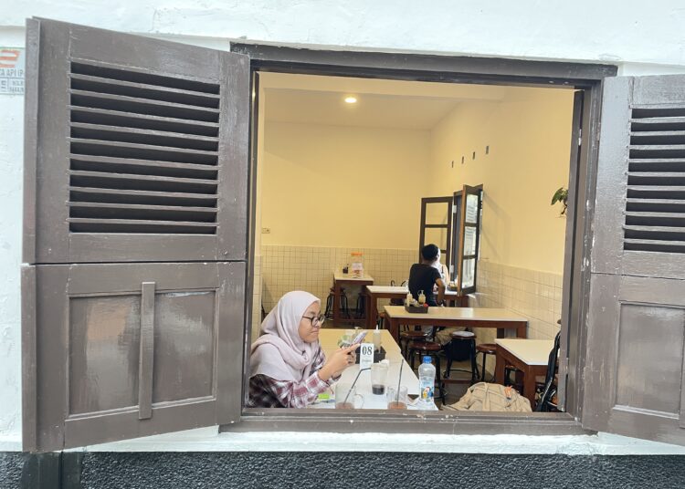 Pengunjung di Kopi Bingah MOJOK.CO