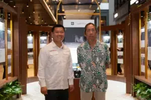 Jemmy Chayadi Program Director Bakti Lingkungan Djarum Foundation (BLDF) dan Hariyo T. Wibisono Direktur Yayasan SINTAS Indonesia di Pameran Foto BLDF MOJOK.CO