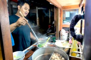 Meski sehari-hari menjadi pegawai bank syariah di bagian IT, Enggar tak malu jualan mie ayam MOJOK.CO