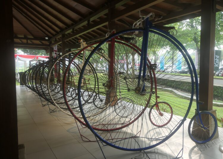 Sepeda penny farthing. MOJOK.CO