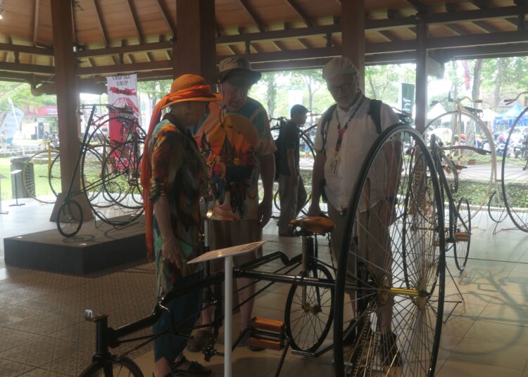 Peserta internasional sekaligus onthelis di Klaten. MOJOK.CO