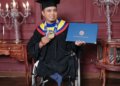 Rozi, dosen penyandang disabilitas Unair yang lulus S3. MOJOK.CO