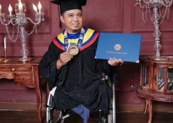 Rozi, dosen penyandang disabilitas Unair yang lulus S3. MOJOK.CO