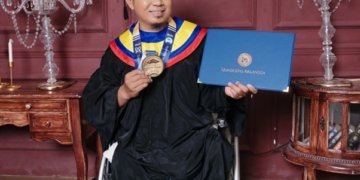 Rozi, dosen penyandang disabilitas Unair yang lulus S3. MOJOK.CO