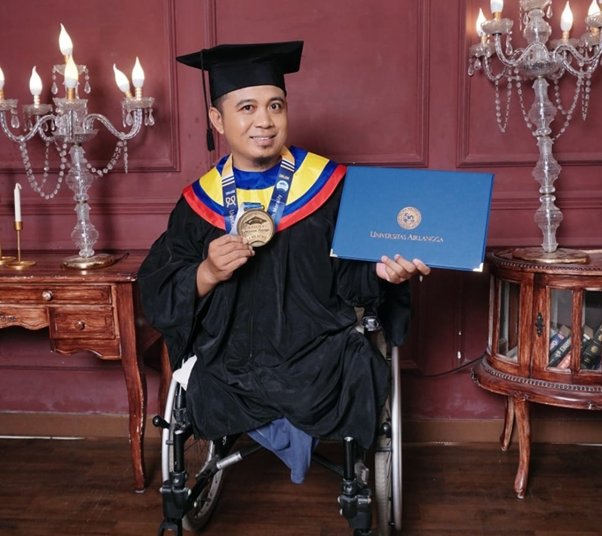 Rozi, dosen penyandang disabilitas Unair yang lulus S3. MOJOK.CO