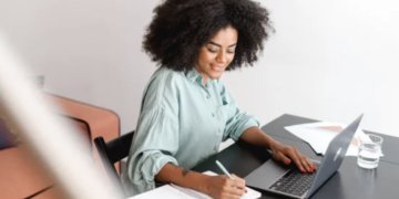 Saat ini kita sangat butuh sentuhan rasa manusia dalam komunikasi digital sehari-hari MOJOK.CO