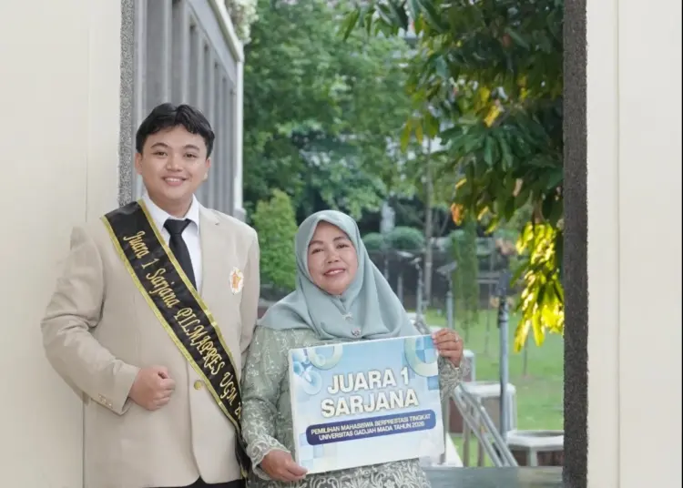 Deni foto dengan ibu. MOJOK.CO
