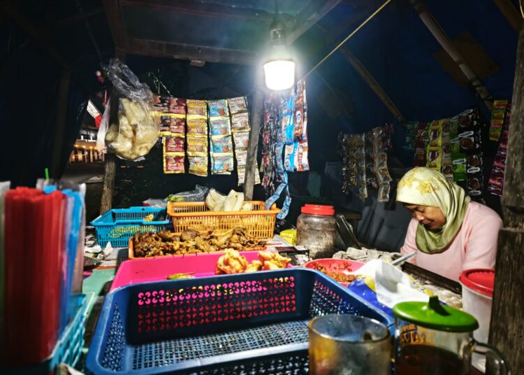 Budhe Waluyo (55), ibu-ibu penjual angkringan di salah satu sudut Jogja MOJOK.CO