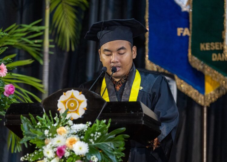 Siham menyampaikan pidato wisuda. MOJOK.CO