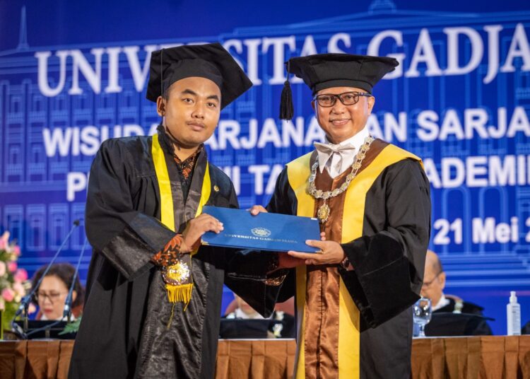 Siham dapat ijazah S1. MOJOK.CO