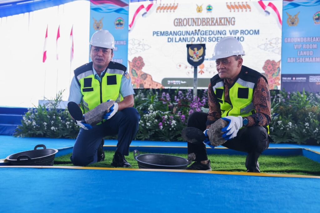 Gubernur Jawa Tengah Ahmad Luthfi dan Kepala Staf Angkatan Udara (KSAU) Marsekal TNI Muhammad Tonny Harjono melakukan peletakan batu pertama untuk mempercantik Lanud dan Bandara Adi Soemarno MOJOK.CO