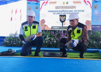 Gubernur Jawa Tengah Ahmad Luthfi dan Kepala Staf Angkatan Udara (KSAU) Marsekal TNI Muhammad Tonny Harjono melakukan peletakan batu pertama untuk mempercantik Lanud dan Bandara Adi Soemarno MOJOK.CO